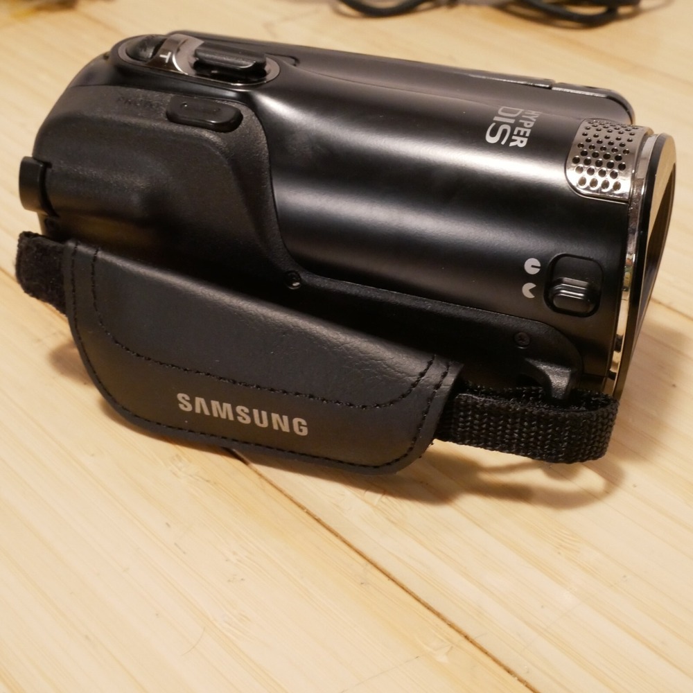 Samsung SMX-F54 Camcorder - 16GB Internal Memory (can also use SD cards) bundle - Picture 7 of 16